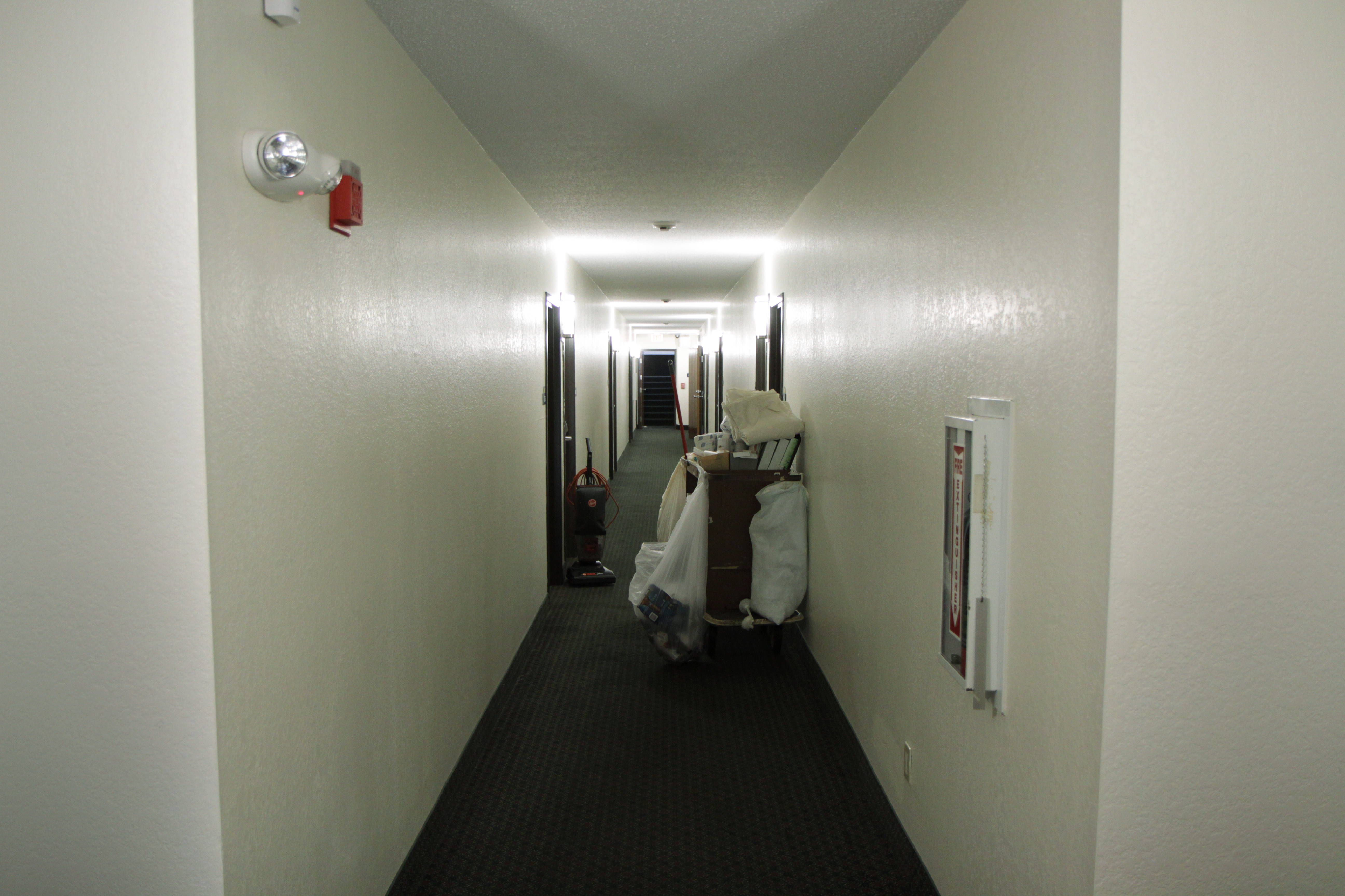  usa-hotel-hallway-photography-matthias-grunsky 